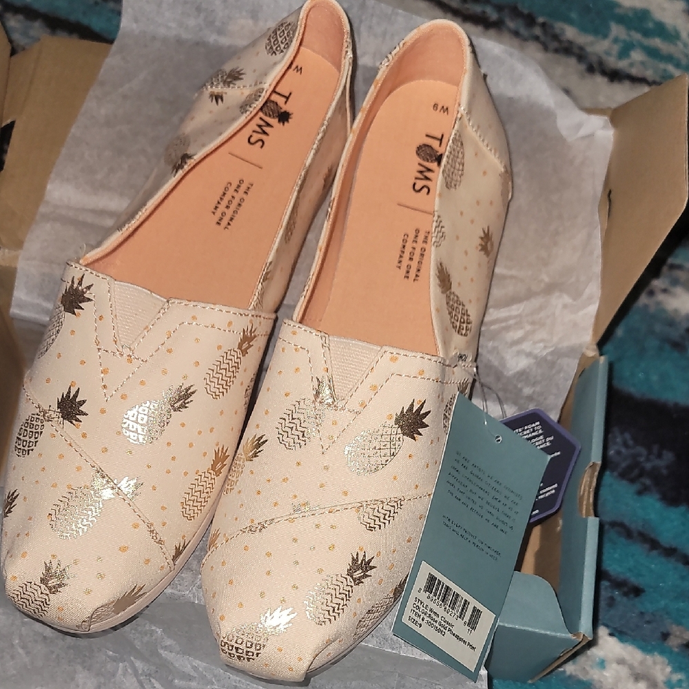 TOMS Women's Beige Pineapple Loafers